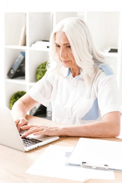 Image Concentrated Mature Woman Sitting Indoors Office Working Laptop Computer — Stock Photo, Image