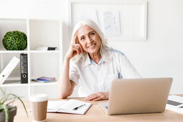 Imagen Mujer Madura Feliz Sentada Interior Oficina Trabajando Con Computadora — Foto de Stock