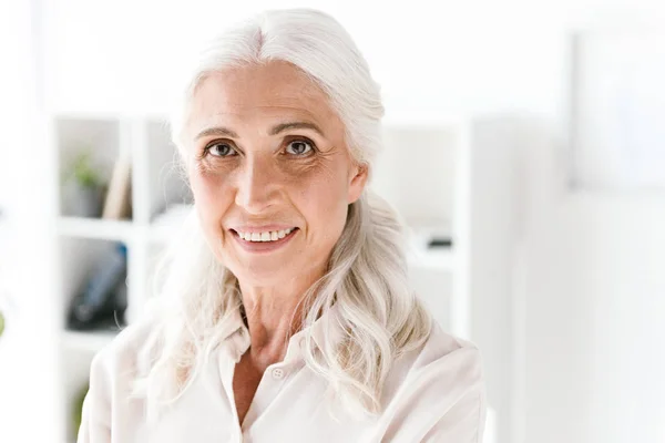 Primer Plano Sonriente Madura Busienss Mujer Pie Oficina — Foto de Stock