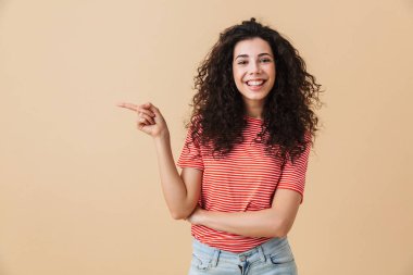 Fotoğraf heyecanlı duygusal genç kadının üzerinde bej duvar arka plan boşaltmak gösterilen izole.