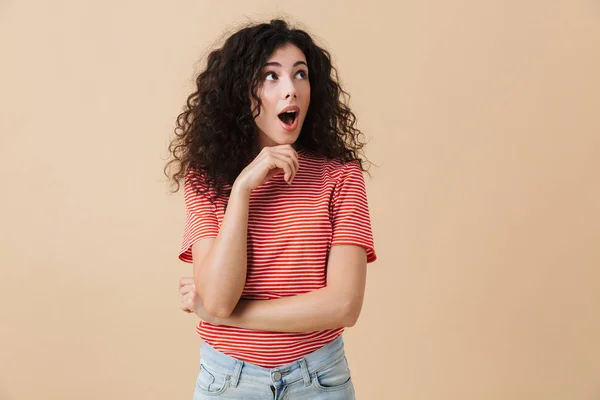 Foto Van Opgewonden Geschokt Jonge Vrouw Geïsoleerd Beige Muur Achtergrond — Stockfoto