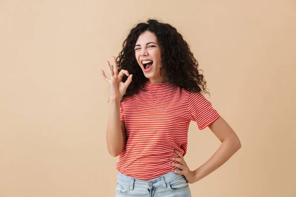 Foto Feliz Jovem Emocional Isolado Sobre Fundo Parede Bege Mostrando — Fotografia de Stock