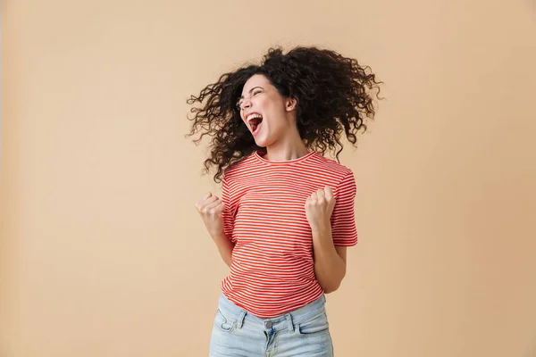 Imagem Mulher Bonita Feliz Isolado Sobre Fundo Parede Bege Mostrando — Fotografia de Stock