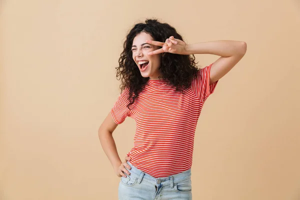 Photo Happy Pretty Young Woman Isolated Beige Wall Background Showing — Stock Photo, Image