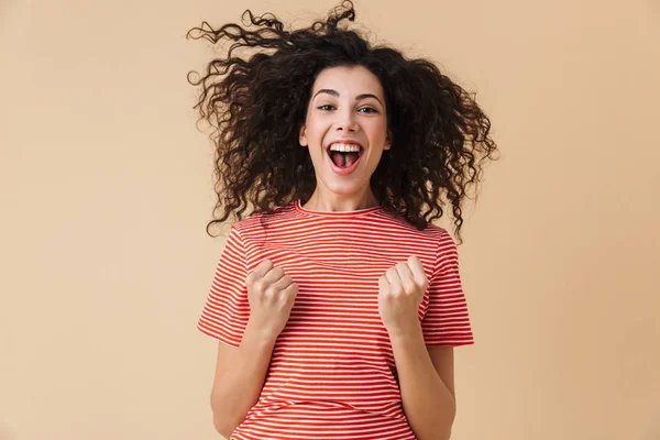 Wizerunek Szczęśliwy Dość Młoda Kobieta Białym Tle Beżowej Ściany Wyświetlono — Zdjęcie stockowe