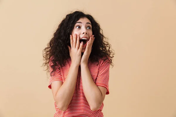 Foto Excitado Chocado Jovem Mulher Isolada Sobre Fundo Parede Bege — Fotografia de Stock