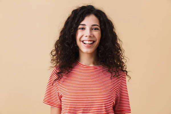Kamera seyir bej duvar arka plan üzerinde izole mutlu genç kadın fotoğrafı.