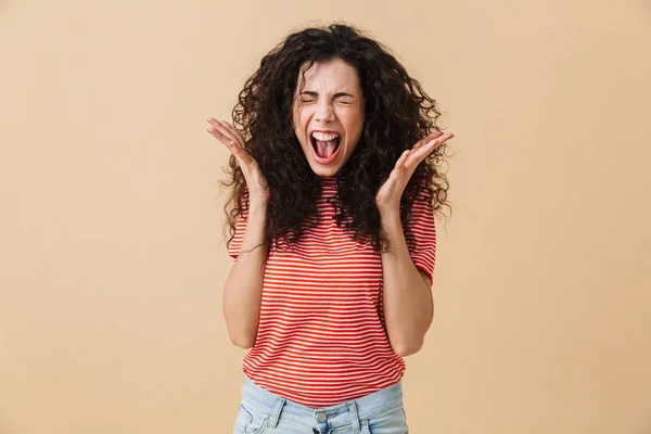 Foto Van Agressieve Ontevreden Gillende Jonge Vrouw Geïsoleerd Beige Muur — Stockfoto