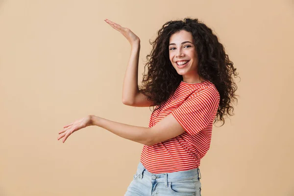 Foto Excitada Jovem Emocional Isolado Sobre Fundo Parede Bege Mostrando — Fotografia de Stock