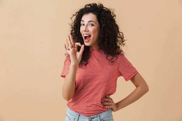 Foto Feliz Jovem Emocional Isolado Sobre Fundo Parede Bege Mostrando — Fotografia de Stock