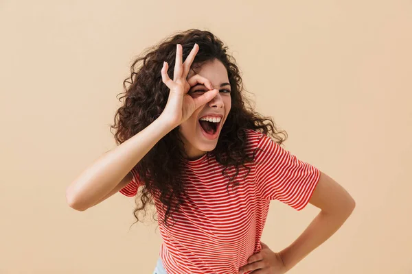 Foto Feliz Jovem Emocional Isolado Sobre Fundo Parede Bege Mostrando — Fotografia de Stock