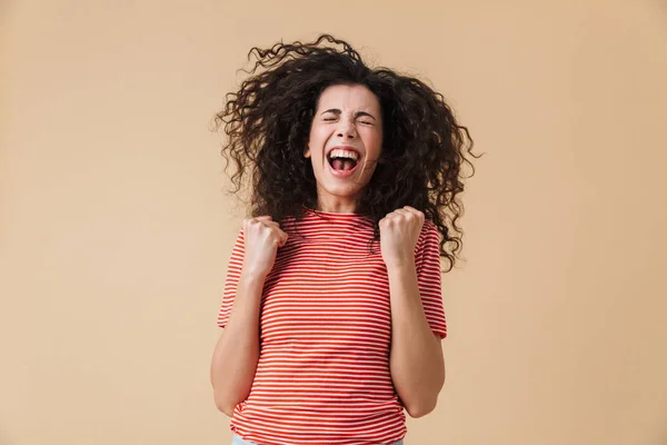 Imagen Feliz Joven Bonita Aislada Sobre Fondo Pared Beige Mostrando — Foto de Stock