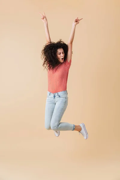 Retrato Larga Duración Una Joven Feliz Con Pelo Rizado Morena — Foto de Stock