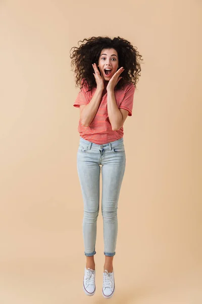 Portrait Complet Une Jeune Femme Joyeuse Aux Cheveux Bouclés Bruns — Photo