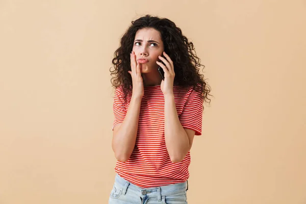 Retrato Uma Jovem Confusa Com Cabelo Encaracolado Falando Telefone Celular — Fotografia de Stock