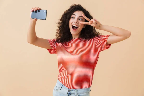 Retrato Uma Menina Bonita Com Cabelo Encaracolado Tirando Selfie Com — Fotografia de Stock