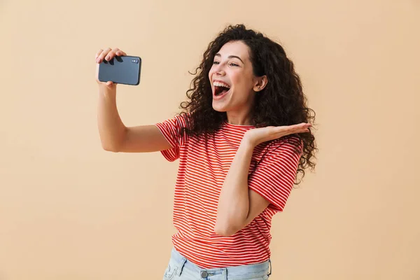 베이지색 여자의 이미지 전화로 이야기 Selfie — 스톡 사진