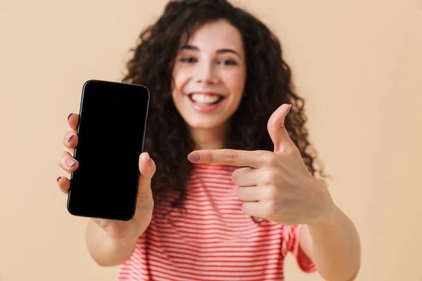 Glad Ung Flicka Med Mörkt Lockigt Hår Visar Blank Skärm — Stockfoto