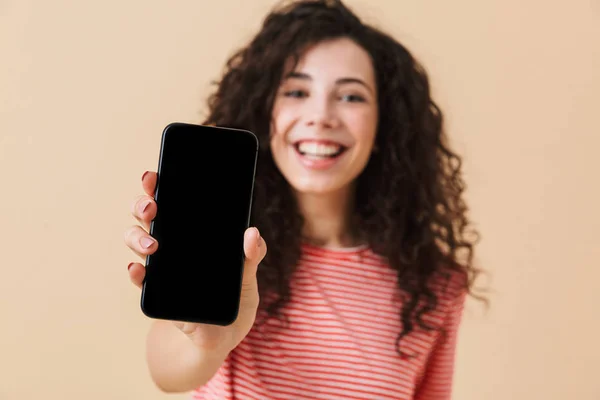 Glad Ung Flicka Med Mörkt Lockigt Hår Visar Blank Skärm — Stockfoto