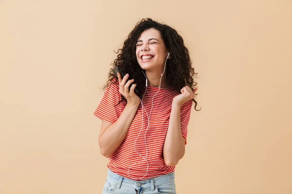 Imagen Emocionalmente Feliz Excitada Joven Mujer Rizada Escuchando Música Con —  Fotos de Stock