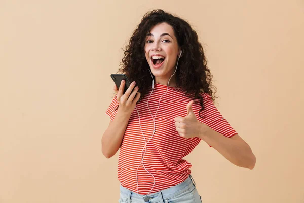 Imagem Feliz Emocional Jovem Encaracolado Ouvindo Música Com Fones Ouvido — Fotografia de Stock