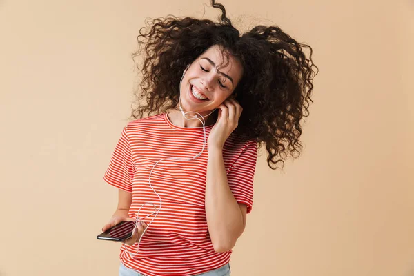 Imagem Feliz Emocional Jovem Encaracolado Ouvindo Música Com Fones Ouvido — Fotografia de Stock