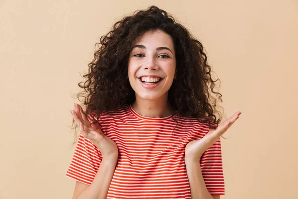 Foto Jovem Mulher Encaracolada Feliz Isolado Sobre Fundo Bege Câmera — Fotografia de Stock