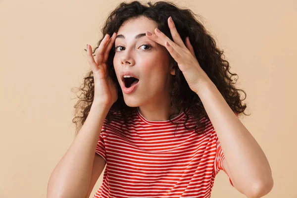 Foto Bela Mulher Encaracolado Bonito Jovem Isolado Sobre Fundo Bege — Fotografia de Stock