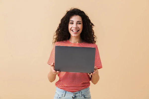 Imagem Excitado Muito Jovem Mulher Encaracolado Isolado Sobre Fundo Bege — Fotografia de Stock