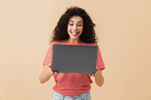 Bilden Fantastisk Ganska Ung Lockigt Kvinna Isolerade Över Beige Bakgrund — Stockfoto