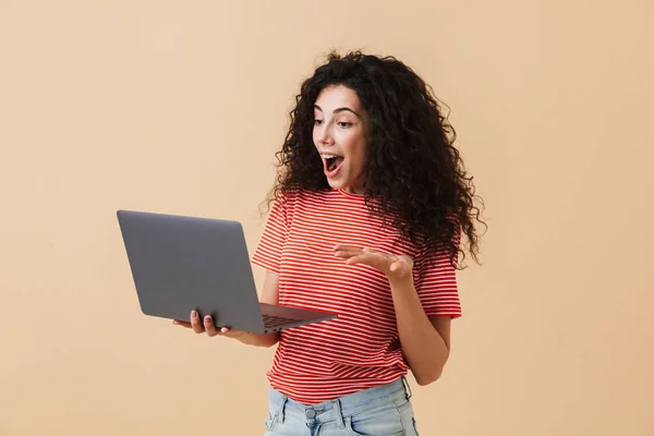 Imagen Sorprendida Mujer Rizada Bastante Joven Impresionante Aislado Sobre Fondo —  Fotos de Stock