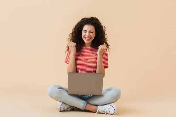 Foto Känslomässiga Unga Lockigt Kvinna Isolerade Över Beige Bakgrund Använder — Stockfoto