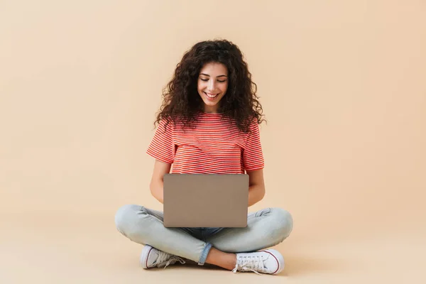 Immagine Sorprendente Bella Giovane Donna Riccia Isolata Sfondo Beige Utilizzando — Foto Stock