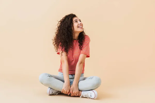 Foto Uma Jovem Mulher Feliz Sentada Isolada Sobre Fundo Parede — Fotografia de Stock