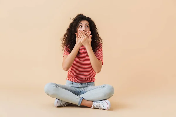 Foto Excitado Chocado Jovem Mulher Isolada Sobre Fundo Parede Bege — Fotografia de Stock