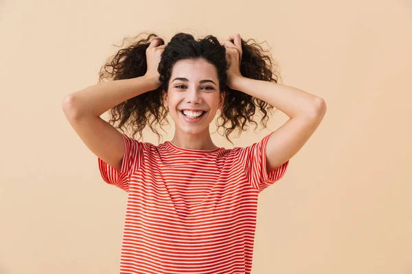 Foto Mujer Joven Feliz Aislado Sobre Fondo Pared Beige Mirando — Foto de Stock