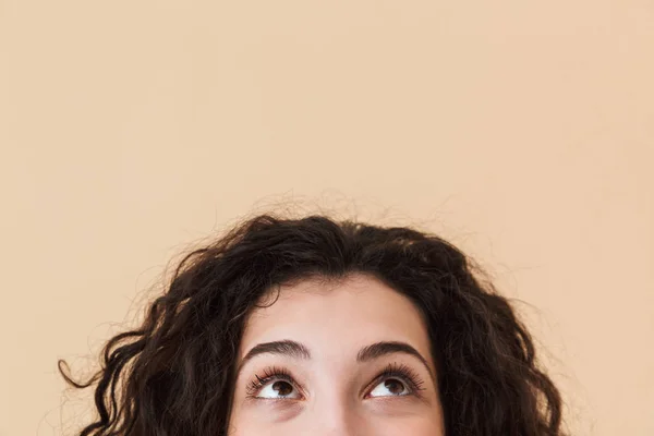 Imagem Cortada Muito Jovem Mulher Encaracolado Isolado Sobre Fundo Bege — Fotografia de Stock