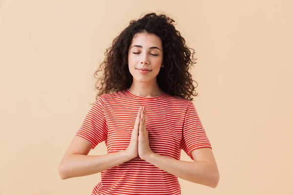 Foto Bonito Meditar Jovem Mulher Isolada Sobre Fundo Parede Bege — Fotografia de Stock