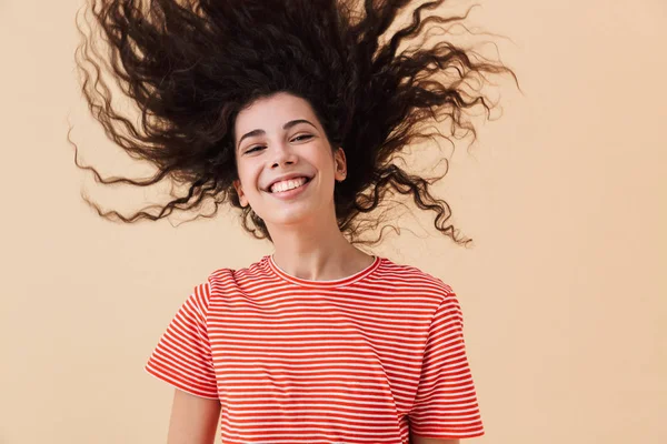 Imagem Jovem Mulher Encaracolado Alegre Isolado Sobre Fundo Bege Tremendo — Fotografia de Stock