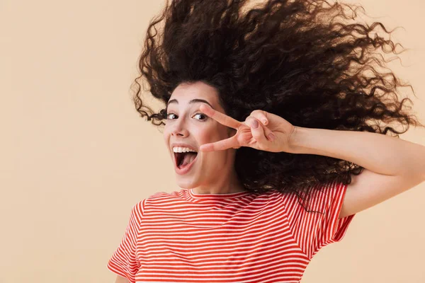 Imagem Jovem Mulher Encaracolado Alegre Isolado Sobre Fundo Bege Sacudindo — Fotografia de Stock