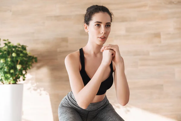 Joven Deportista Confiada Haciendo Sentadillas Gimnasio — Foto de Stock