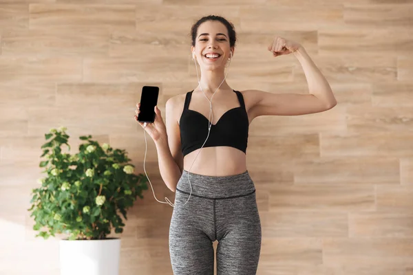 Zufriedene Junge Sportlerin Zeigt Leeres Bildschirm Handy Während Sie Fitnessstudio — Stockfoto