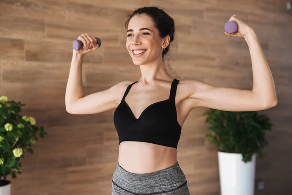 Glückliche Junge Sportlerin Beim Training Mit Hanteln Fitnessstudio — Stockfoto