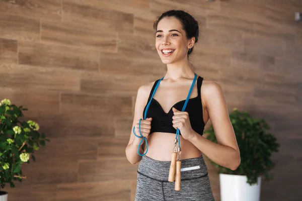 Glückliche Junge Sportlerin Mit Springseil Stehen Der Sporthalle — Stockfoto