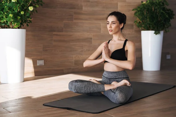 Retrato Una Joven Deportista Relajada Haciendo Ejercicios Yoga Gimnasio Mientras — Foto de Stock