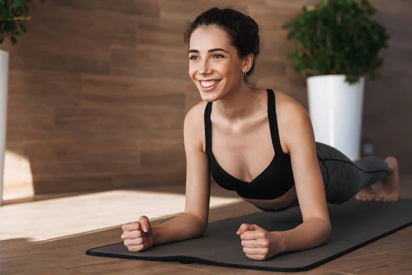 Retrato Una Joven Deportista Alegre Haciendo Ejercicios Yoga Gimnasio Sobre — Foto de Stock