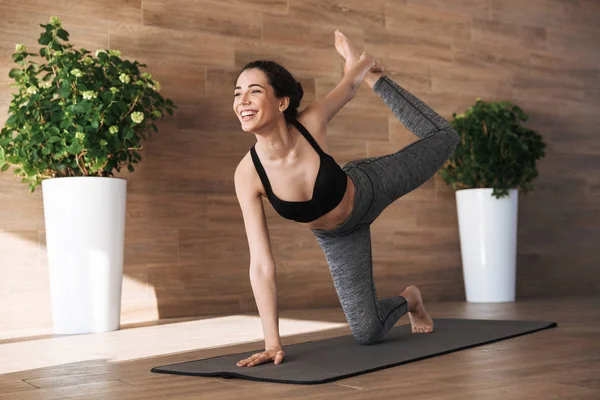 Spor salonunda fitness mat egzersizleri yapıyor mutlu bir genç sporcumuz portresi