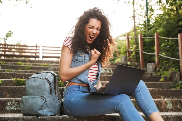 Retrato Mujer Feliz Aturdida Apretando Puños Gritando Mientras Sienta Las — Foto de Stock