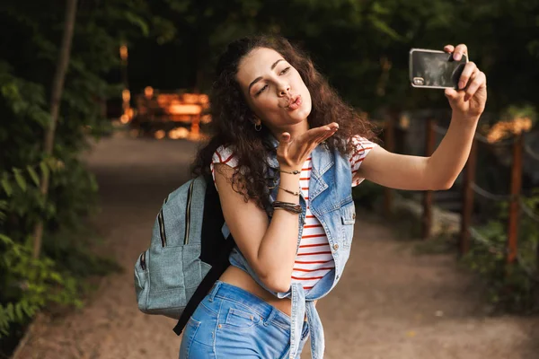 Φωτογραφία Όμορφη Εφηβική Γυναίκα Σακίδιο Φυσώντας Αέρα Φιλί Στην Κάμερα — Φωτογραφία Αρχείου