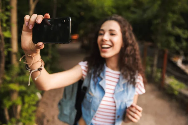 Rozmazaný Fotografie Bruneta Hezké Ženy Batohem Široce Usmívala Pořízení Selfie — Stock fotografie